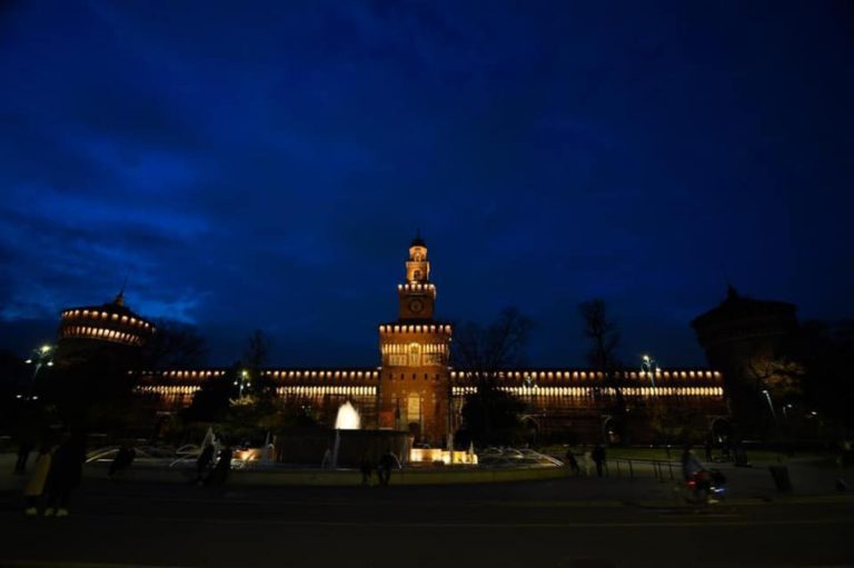 La protesta del Castello Sforzesco e di Palazzo Marino: resteranno al buio per un'ora