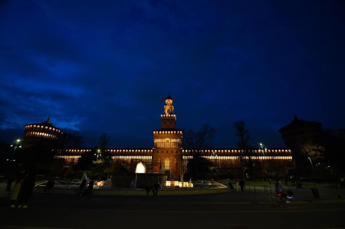 La protesta del Castello Sforzesco e di Palazzo Marino: resteranno al buio per un’ora