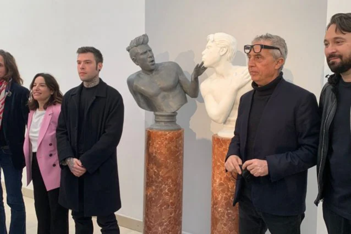 La copertina dell’album di Fedez diventa una scultura di Vezzoli: la presentazione in Triennale