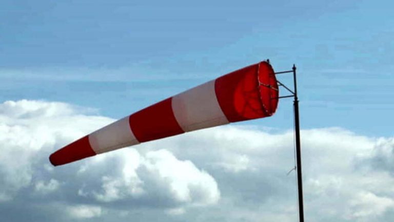 vento a Milano, una giornata da allerta meteo