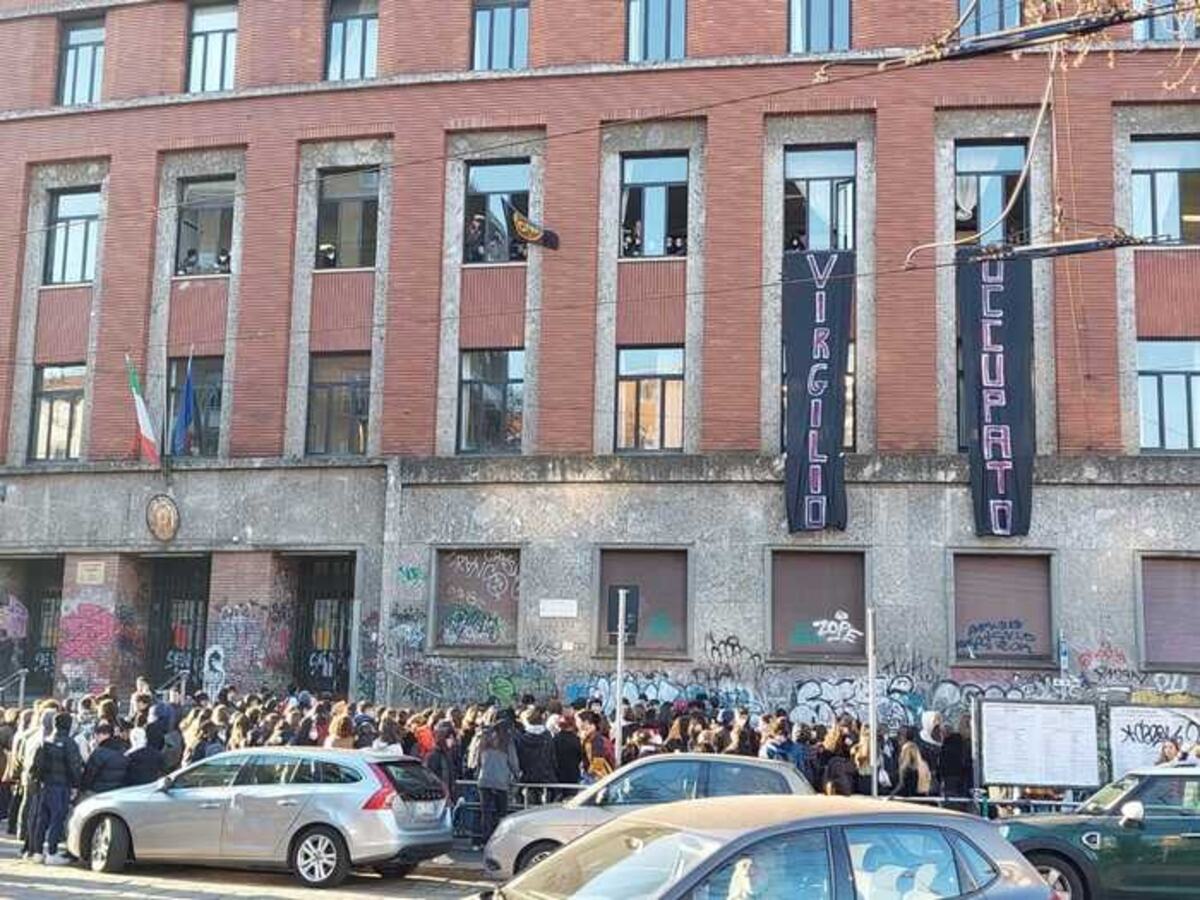 Gli studenti hanno occupato il liceo Virgilio: “Vogliamo i nostri spazi”