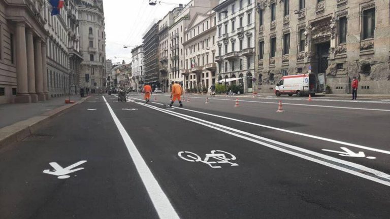 Milano è in difficoltà sulla mobilità sostenibile: il confronto con le città europee