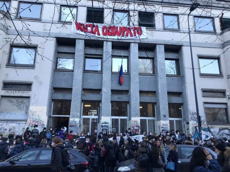 Occupato il Liceo Volta di Milano: gli studenti prendono possesso dell’istituto