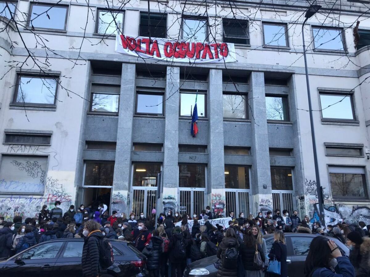 Occupato il Liceo Volta di Milano: gli studenti prendono possesso dell’istituto