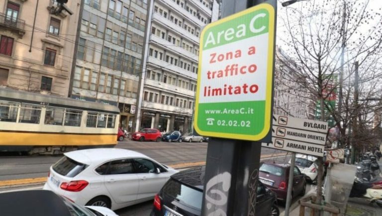 Area C: dal 1° ottobre le auto ibride pagheranno il ticket da 5 euro