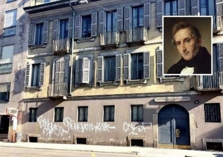 Vandali imbrattano la casa del Manzoni