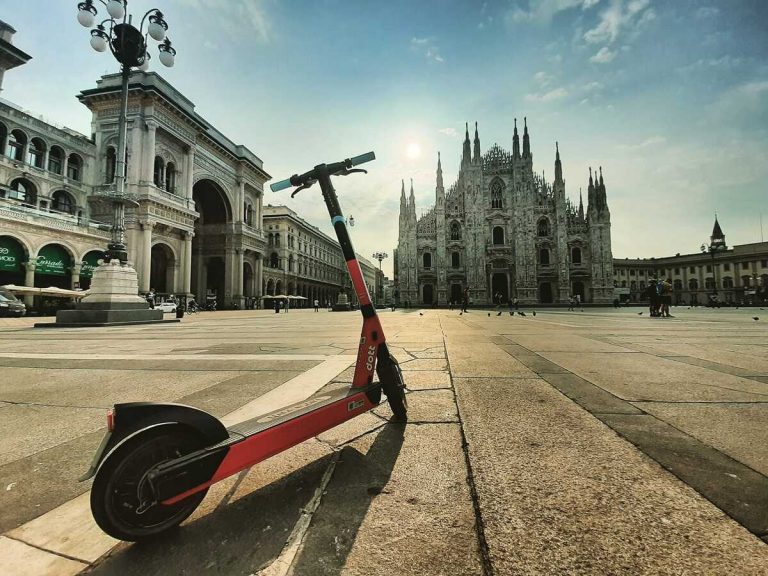 Arriva la stagione dell'austerity: le auto lasciano il posto ai mezzi Atm e allo sharing