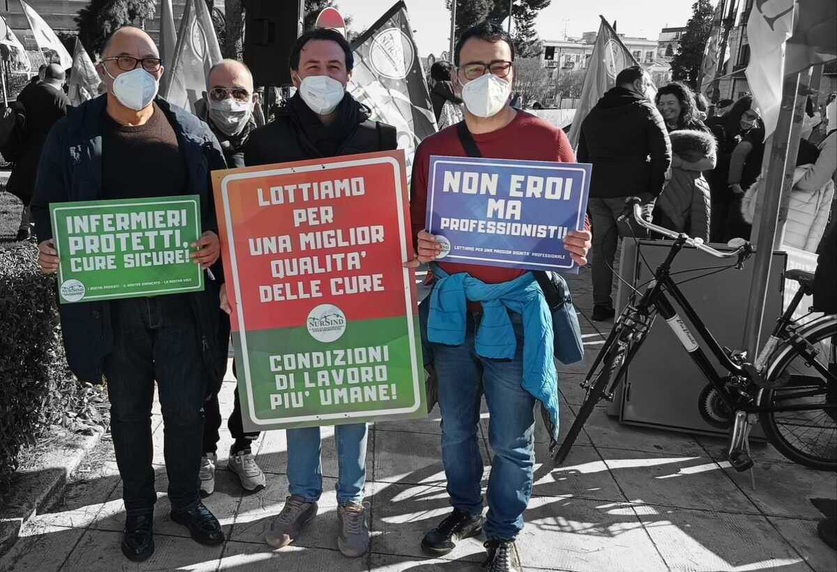 Gli infermieri protestano davanti alla sede di Regione Lombardia