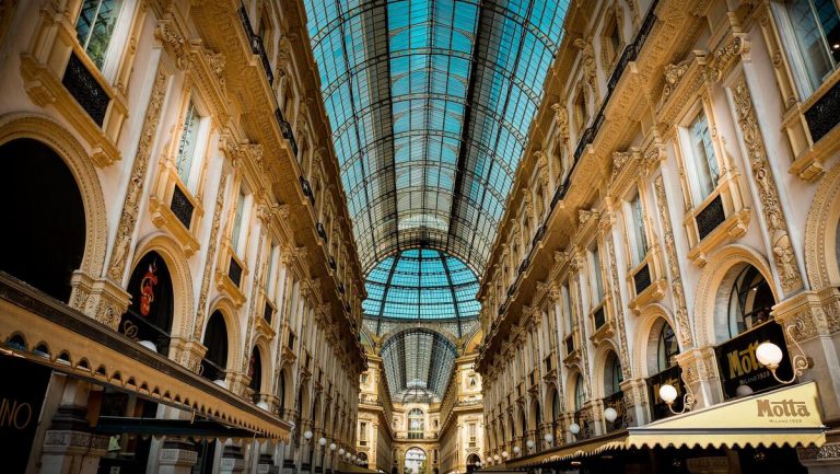 Grandi manovre in Galleria a Milano: il trasloco di Tod's