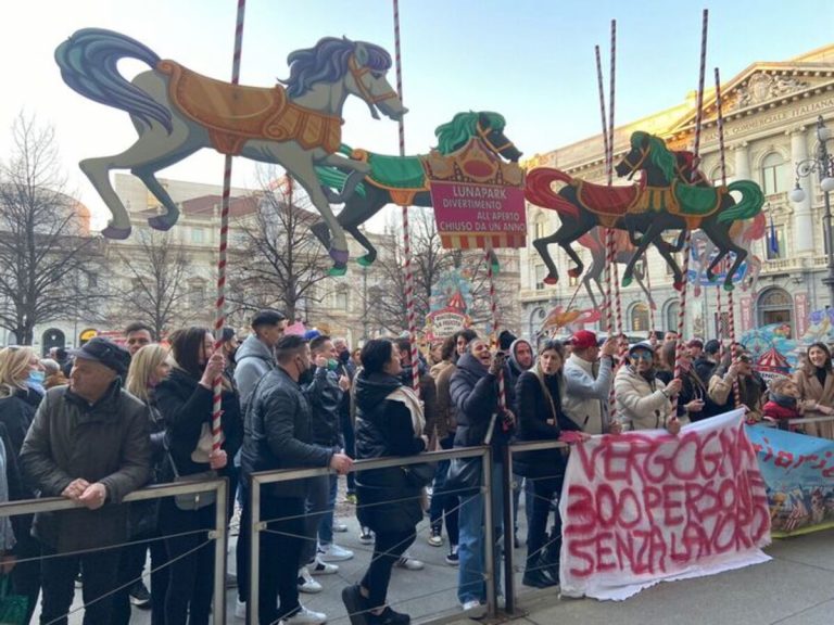 Protesta dei giostrai a Palazzo Marino: contestato il ‘no’ del luna park al Parco Sempione