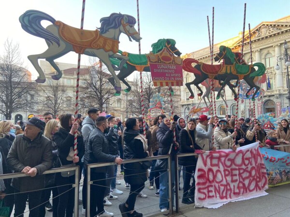 Protesta dei giostrai a Palazzo Marino: contestato il ‘no’ del luna park al Parco Sempione