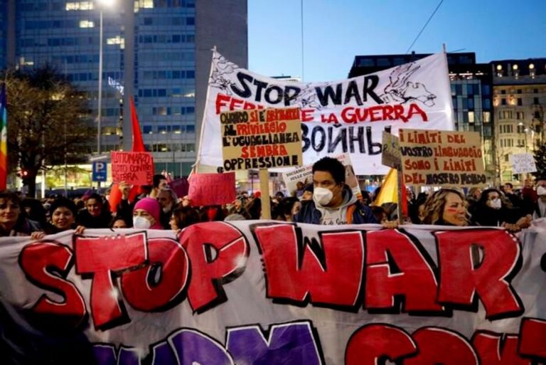 8 marzo, in migliaia al corteo “Stop war”: l’appello per la fine della guerra