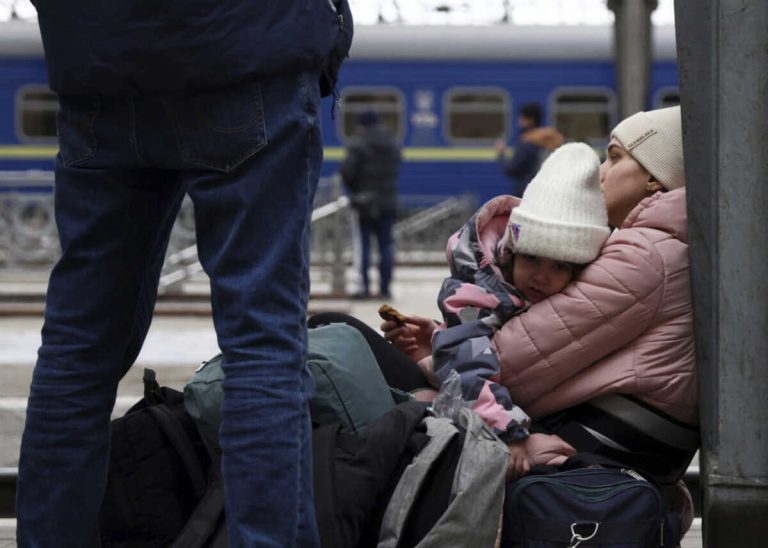 Il locale che cucinerà pasti caldi per i profughi al confine: ecco l'iniziativa di Milano