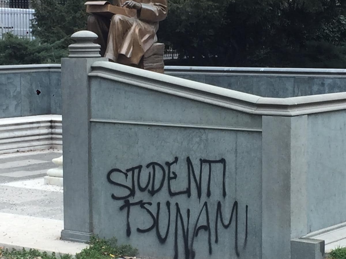 I vandali colpiscono ancora: scritte e graffiti sulla statua di Montanelli