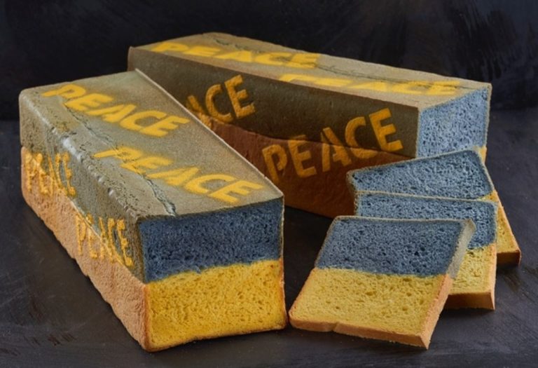 Nel Milanese un panettiere sforna pane blu e giallo per l'Ucraina