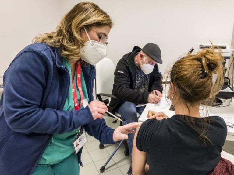 Tamponi e vaccini anti-Covid per i profughi ucraini: l’iter per chi scappa dalla guerra