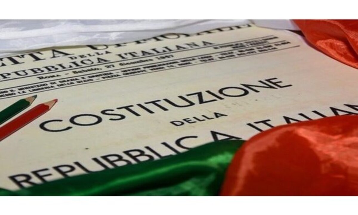 Il Comune di Milano dona una copia della Costituzione ai neo diciottenni