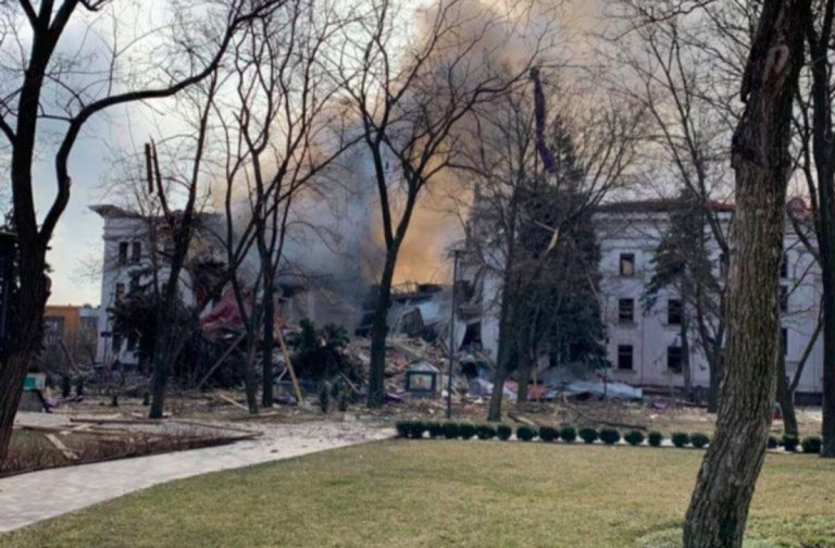 La solidarietà dello Strehler: davanti al teatro compare la scritta “Mariupol”