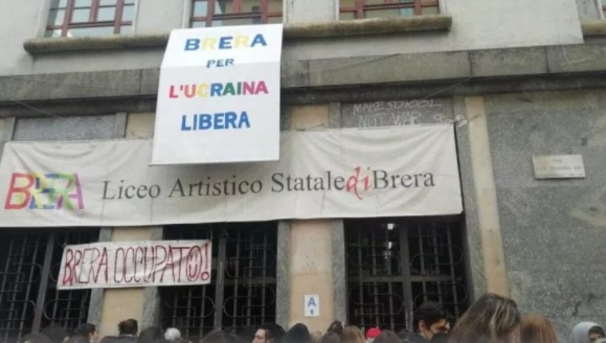 Liceo artistico Brera occupato a Milano: il vicepreside finisce in ospedale