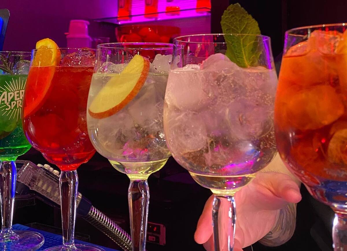 A Milano ha aperto la prima spritzeria: alla scoperta delle varianti dei sedici cocktail