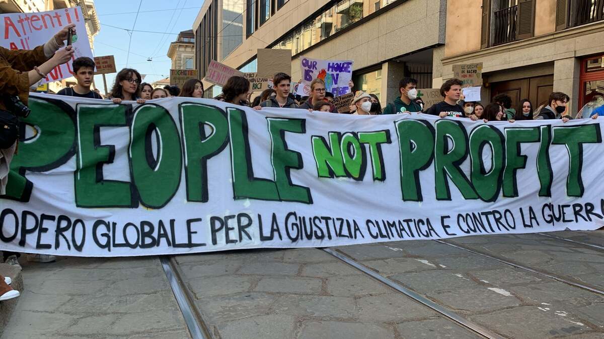 Manifestazione Fridays for Future in centro a Milano: mezzi deviati e vie chiuse