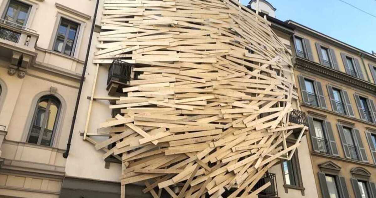 Sui palazzi di Milano compaiono nidi di legno: l’installazione artistica di Tadashi Kawamata