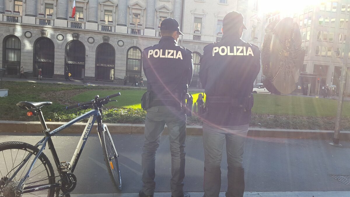 Rapina in pieno centro a Milano: uomo derubato di un Rolex da 20mila euro