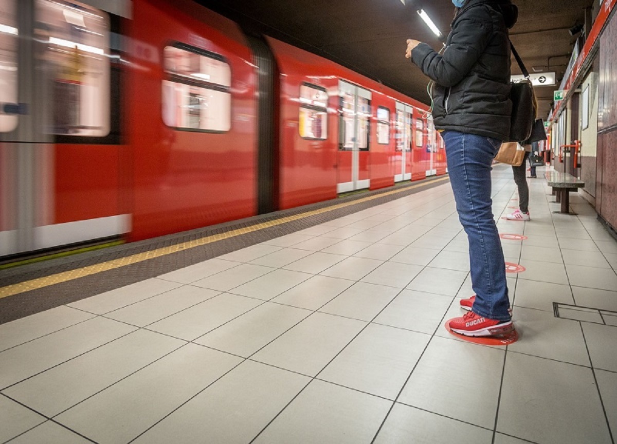 Sciopero dei mezzi, treni regionali a rischio e metrò garantito fino alle 18: la situazione