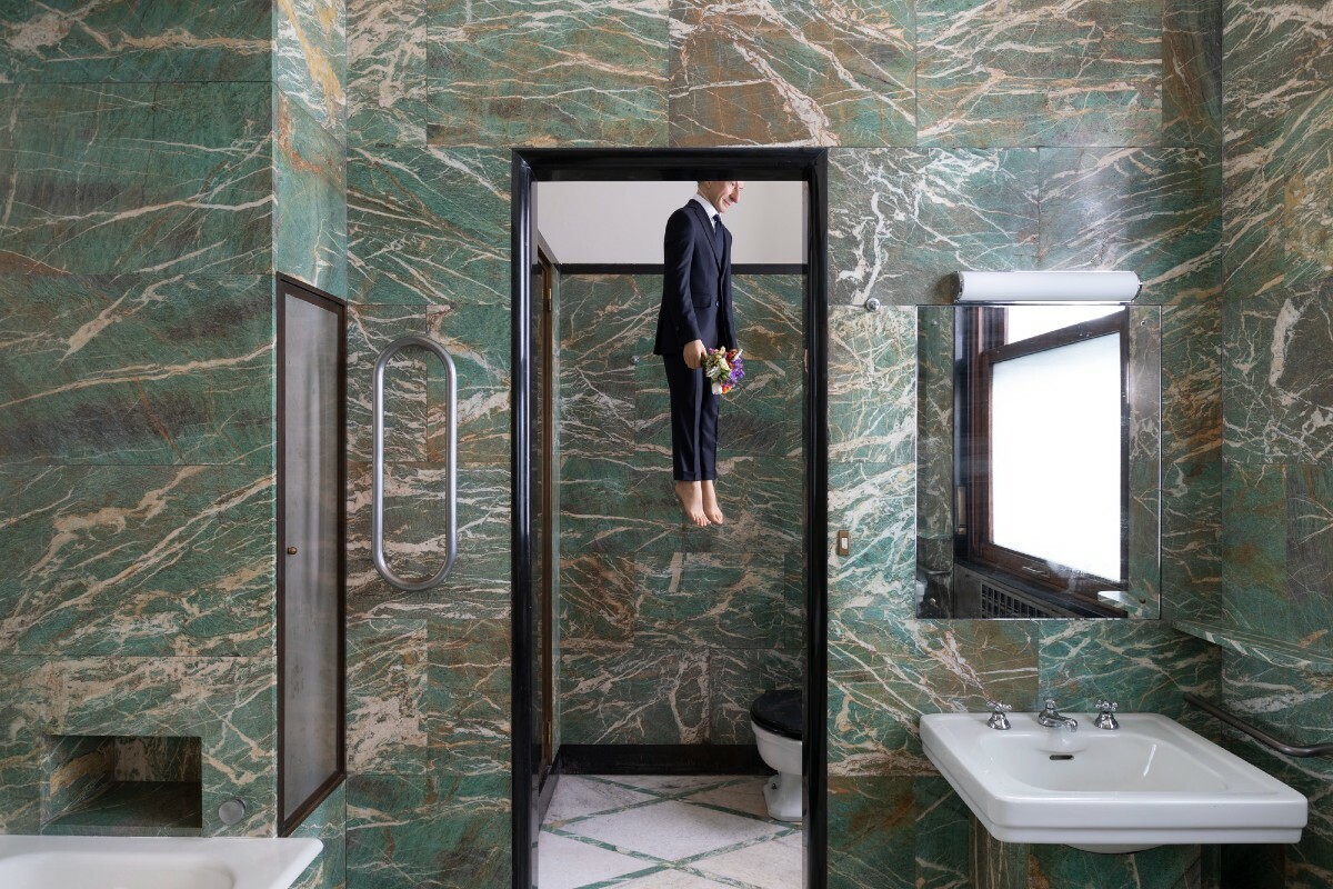 L’ultima provocazione di Maurizio Cattelan a Milano: il suicidio dell’artista