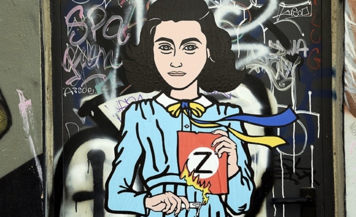 Nuova opera di street art a Milano: Anna Frank brucia la ‘Z’ di Putin