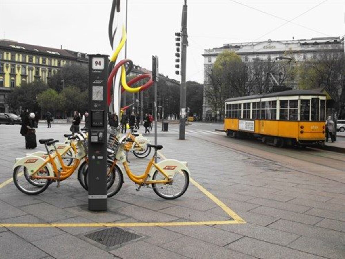 Bike sharing, a Milano arrivano 5 mila biciclette elettriche: il debutto di Tier