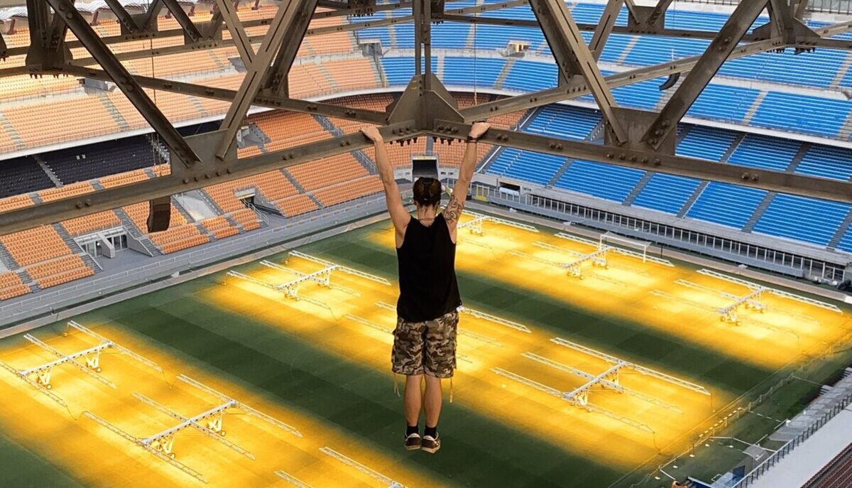 San Siro: il climber Lockwood si arrampica sulla copertura dello stadio