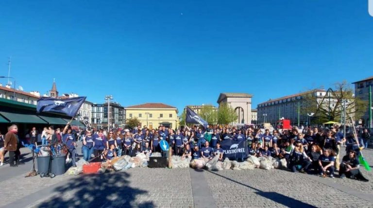 Darsena Milano, i volontari raccolgono i rifiuti abbandonati
