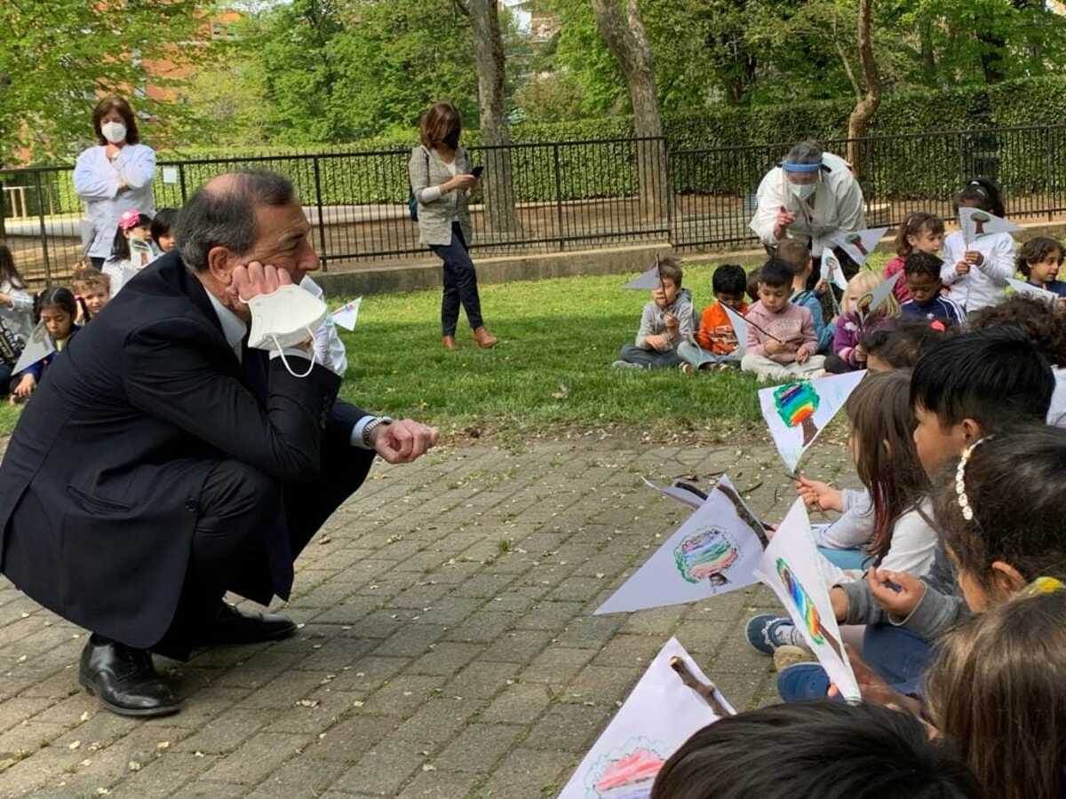 Sala incontra i bambini di Corvetto: “Caro sindaco, più pulizia, più alberi, più fiori”