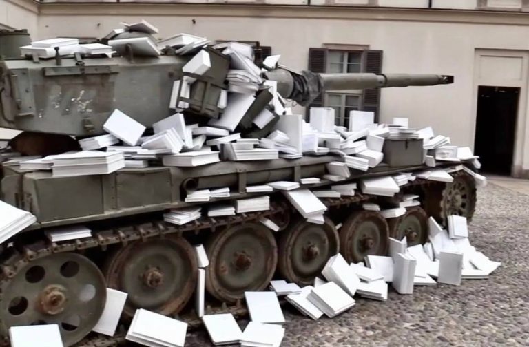 Palazzo Reale, installato il carro armato coperto di libri: l'opera