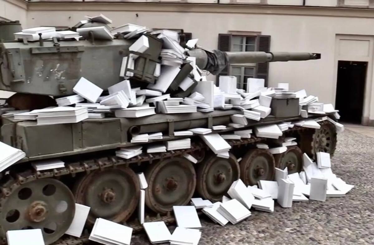 “Solo la cultura può fermare la guerra”, l’installazione a Palazzo Reale: il carro armato coperto di libri