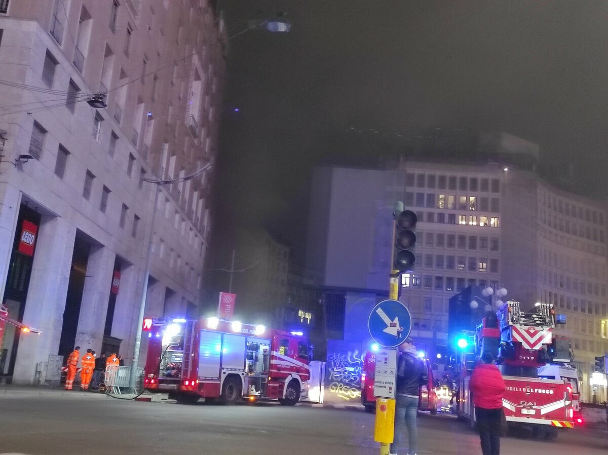Incendio in piazza San Babila: a fuoco le centraline accanto alla metro