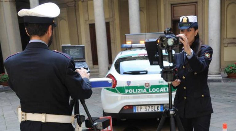 Bilancio, multe e tassa di soggiorno per salvare il Comune di Milano