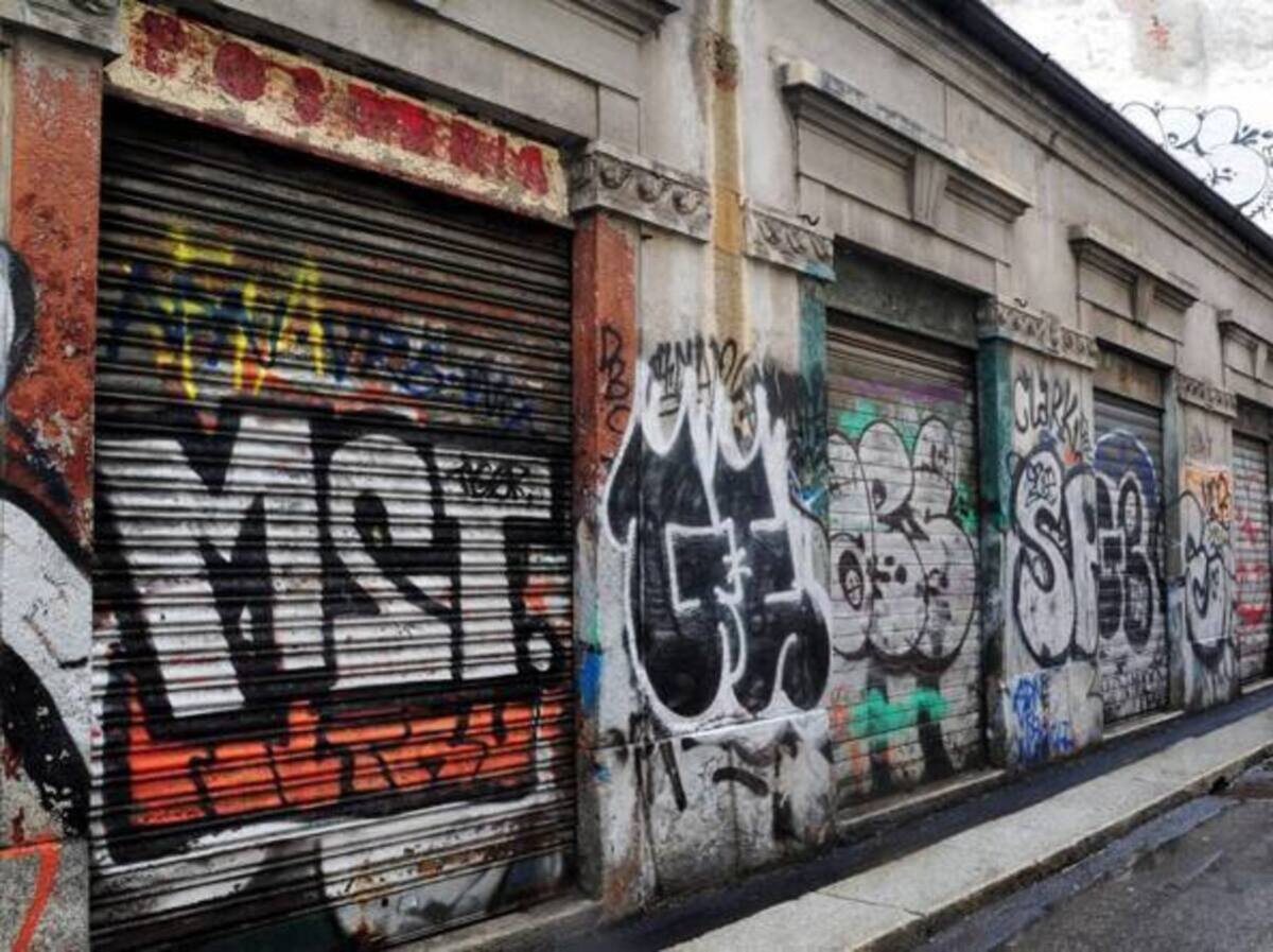 Covid, a Milano sono scomparsi 900 negozi: vola l’e-commerce