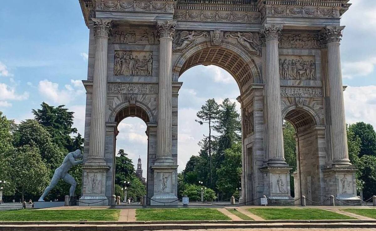 Arco della Pace, il significato della statua gigante apparsa a Milano
