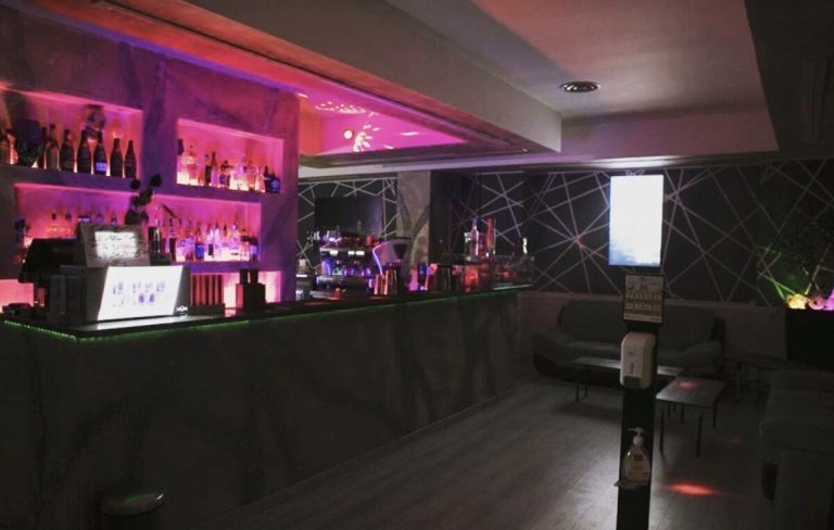 Trasforma il bar in una sorta di discoteca: denunciato il titolare