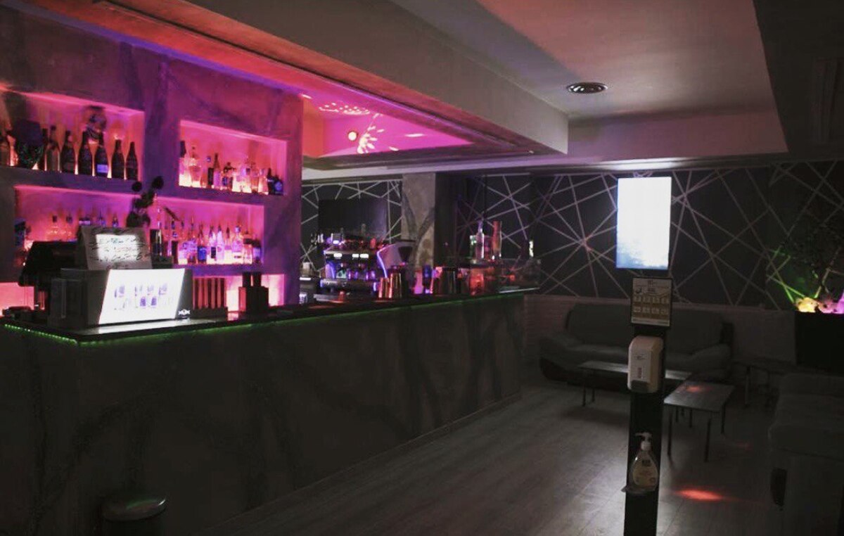 Trasforma il bar in una sorta di discoteca: denunciato il titolare