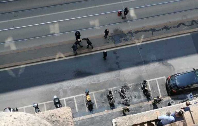 Incendio in via Larga, a fuoco 3 scooter: non ci sono feriti