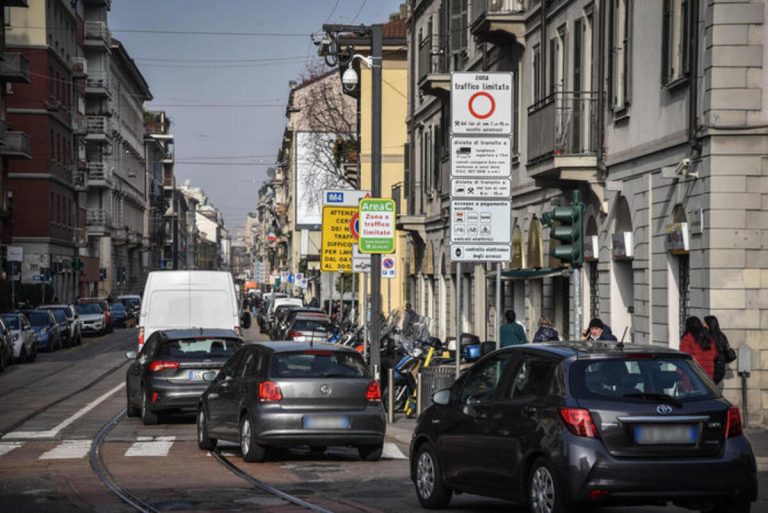 A Milano l'area B potrebbe diventare a pagamento: l'ipotesi di un ticket d'ingresso in città