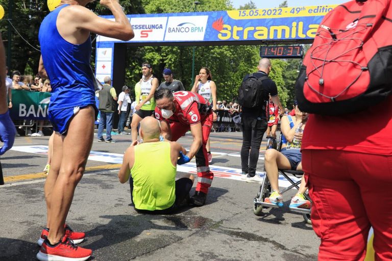 Stramilano 2022, il caldo falcia 120 podisti: soccorse 120 persone
