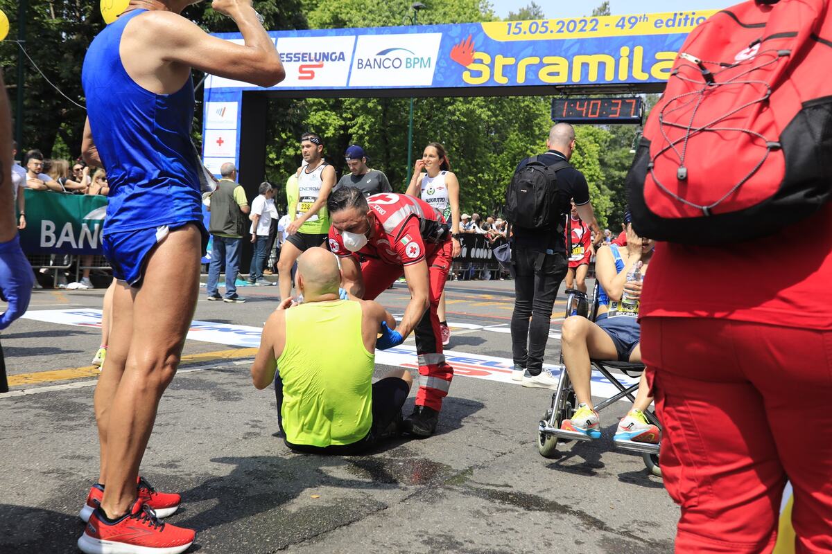 Stramilano 2022, il caldo falcia i podisti: soccorse 120 persone