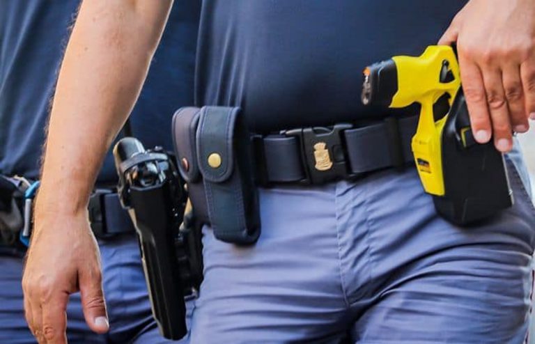 Taser alla polizia locale in Lombardia: arriva il divieto della Consulta