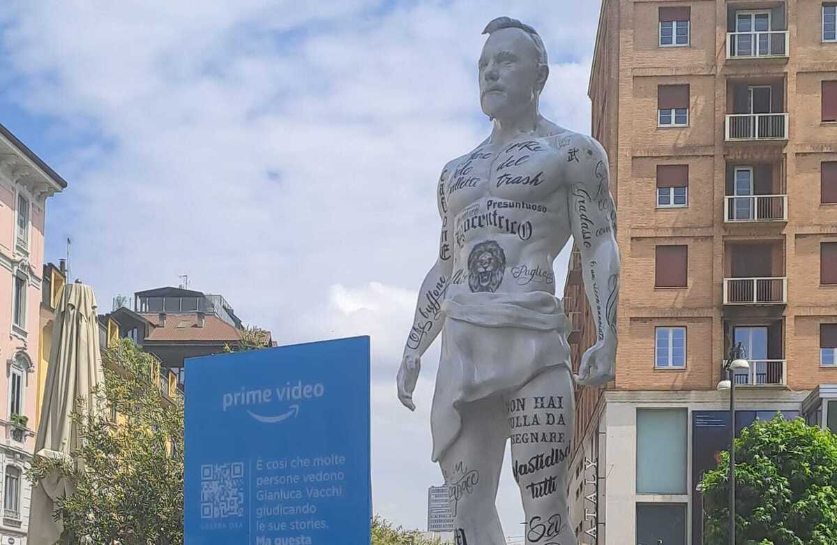 In Porta Garibaldi spunta una statua di Gianluca Vacchi: le motivazioni