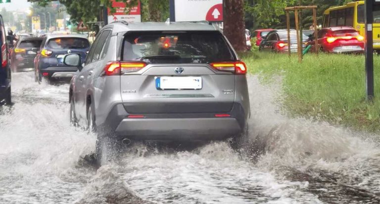 Nubifragio a Milano, grandine e vento forte: disagi e treni in ritardo
