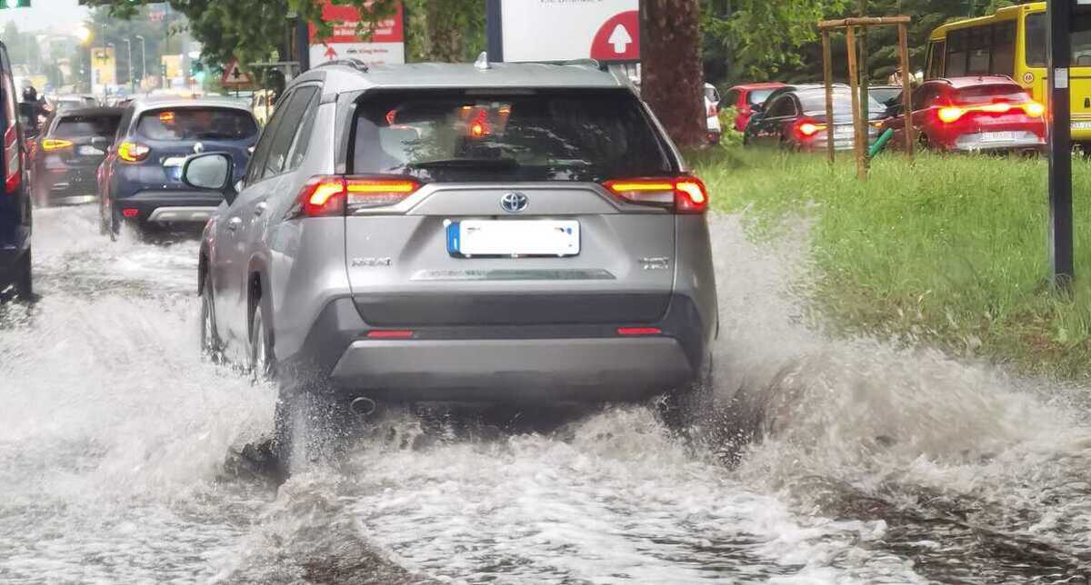Temporale a Milano, grandine e allagamenti: disagi e treni in ritardo